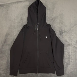 Ralph lauren zip - S men passa xs också. Använd runt 5 gånger, inga skador. Hör av er om ni är intresserade 