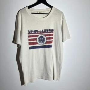 Saint Laurent T-shirt - Saint Laurent T-shirt  Skick: 8/10 Storlek: L