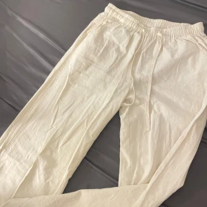Beige linnebyxor från Shein - Säljer ett par superbekväma beige linnebyxor från Shein. De har en elastisk midja med snörning för perfekt passform. Perfekta för en avslappnad dag hemma eller en snabb tur till affären. 🛍️