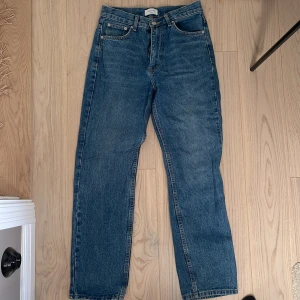 Blå jeans i bra skick - Säljer ett par klassiska blå jeans i bra skick. De har en straight passform och är högmidjade, vilket ger en tidlös look. Perfekta för både vardag och fest! 🕺