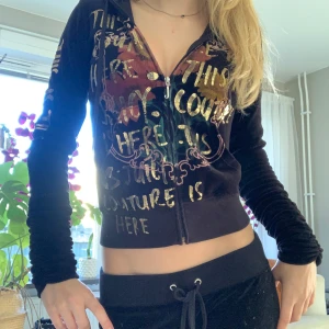 Juicy set - Gammalt juicy set som jag inte hittat andvändning till. Har ett ihopsyt håll vid slutet av byxan på vänstra benet som it syns allt, behövde själv leta efter den för att jag it hitta den men det är inget stort. Om du vill ha bilder på tagsen så fråga 