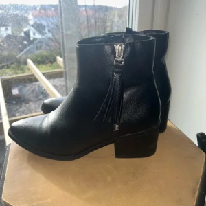 Svarta boots med dragkedja - Snygga svarta klackar i skinn, perfekt för både vardag och fest. Stilrena och lätta att matcha med olika outfits.