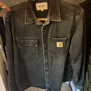 Carhartt jeans jacka  - Carhartt jeans jacka i mycket bra skick. Storlek M.