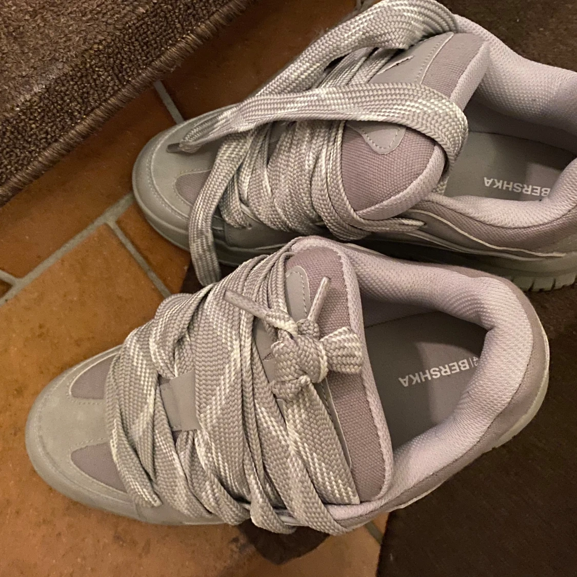 Grå sneakers från Bershka - 91