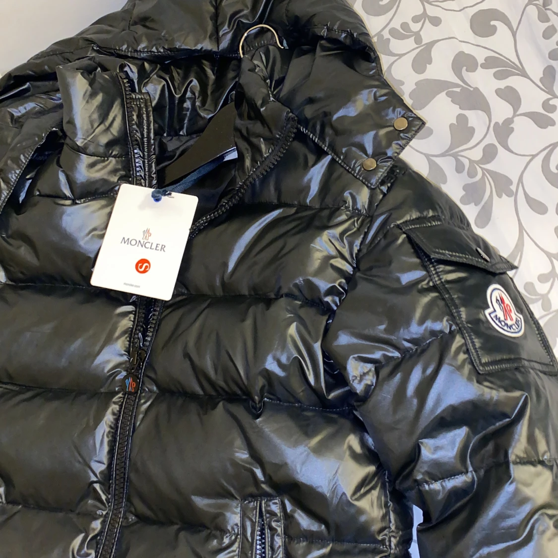 Den är helt ny och jag vill sälja den för att jag har en annan 