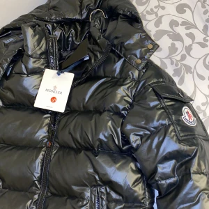 Den är helt ny och jag vill sälja den för att jag har en annan  - Den är bra kvalite och varm jacka 