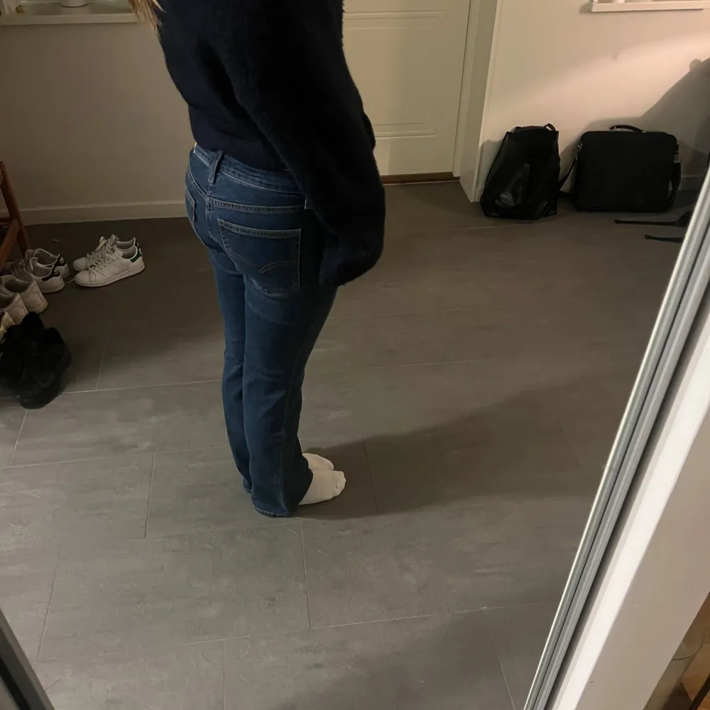 Säljer ett par super snygga lågmidjade marinblåa Lev’s bootcut jeans som är nästan som nya, använda Max 2 gånger så som nya utan prislapp skulle jag säga.  Jeansen heter superlow jeans Levi’s hemsida. Kan diskuteras pris💕. Jeans & Byxor.