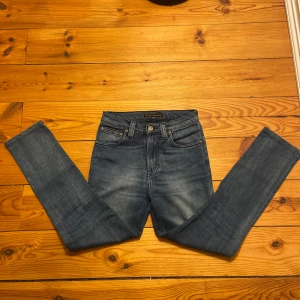 Nudie Jeans  - Ett par fina Nudie Jeans, skick 8/10 ✅ säljer dom för att dom inte längre passar. Skriv vid funderingar ✅ Storlek: 26/34✅