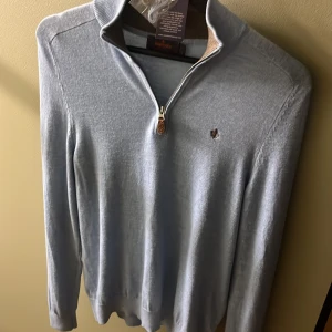 Morris half zip - Säljer min half zip i merinoull då den är för liten för mig men den är i god skick den har liten lagad skada vid ärm slut man ser på tredje bilden men den är knappt synlig 