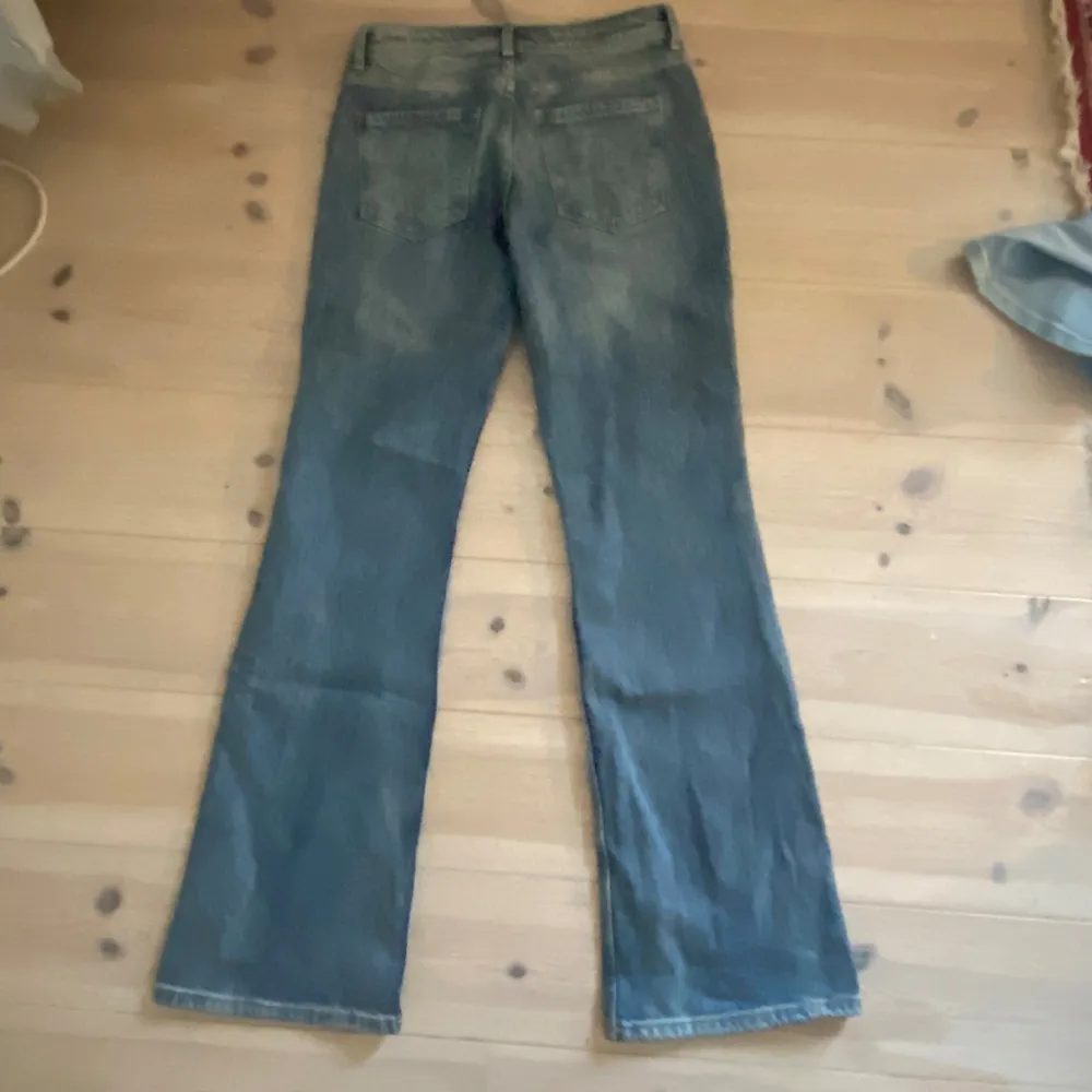 Säljer dessa snygga blåa Lågmidjade bootcut jeansen från behrska. Säljer då dom inte kommit till användning. Dom är helt nya och oanvända, fast utan prislapp.. Jeans & Byxor.