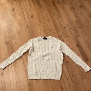 Lexington Crewneck Vit - Tröjan är knappt använd och är som ny. Kvitto finns tyvärr inte. Nypris cirka 1400kr