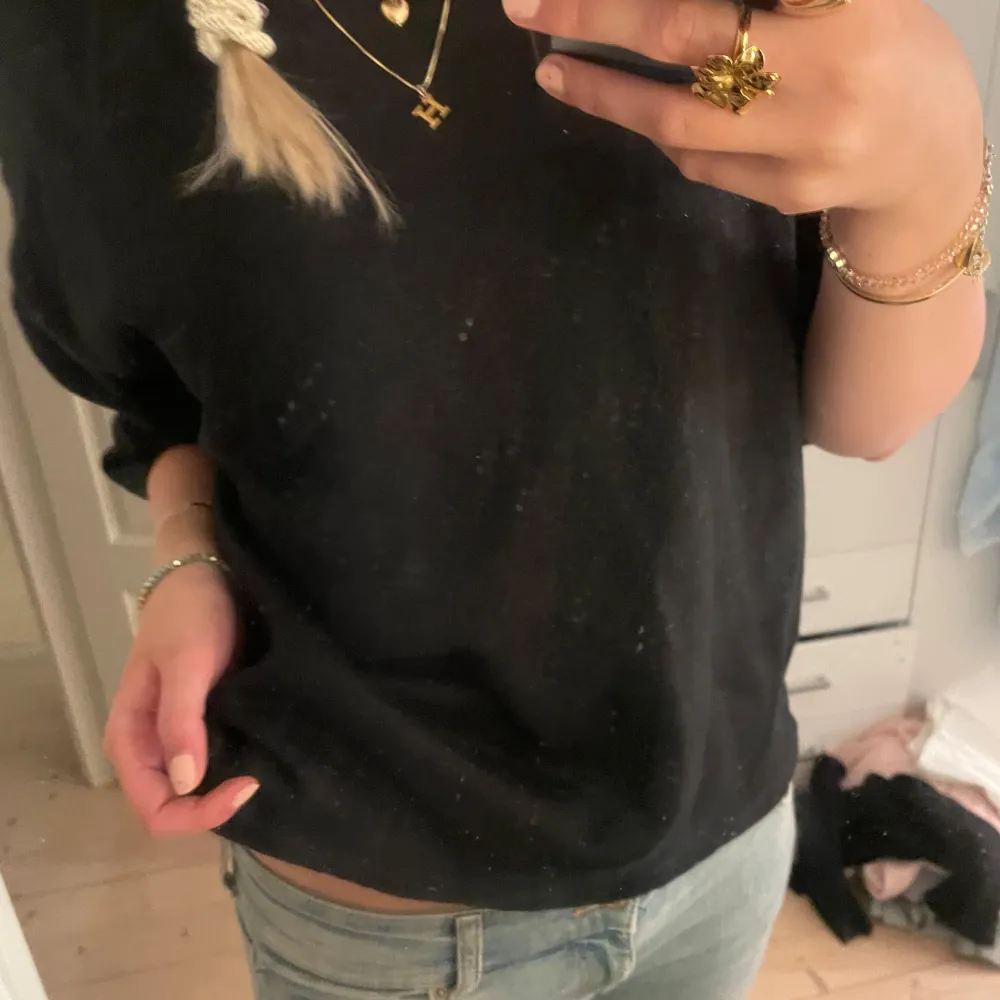 Svart t shirt i sweatshirt tyg💕💕 materialet är lite glittrigt och den är i bra skick❤️. Toppar.