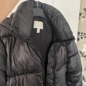 Puffer jacket från hm💗 - Fin, varm puffer jacket från H&M💗 Nypris är ca 500kr 