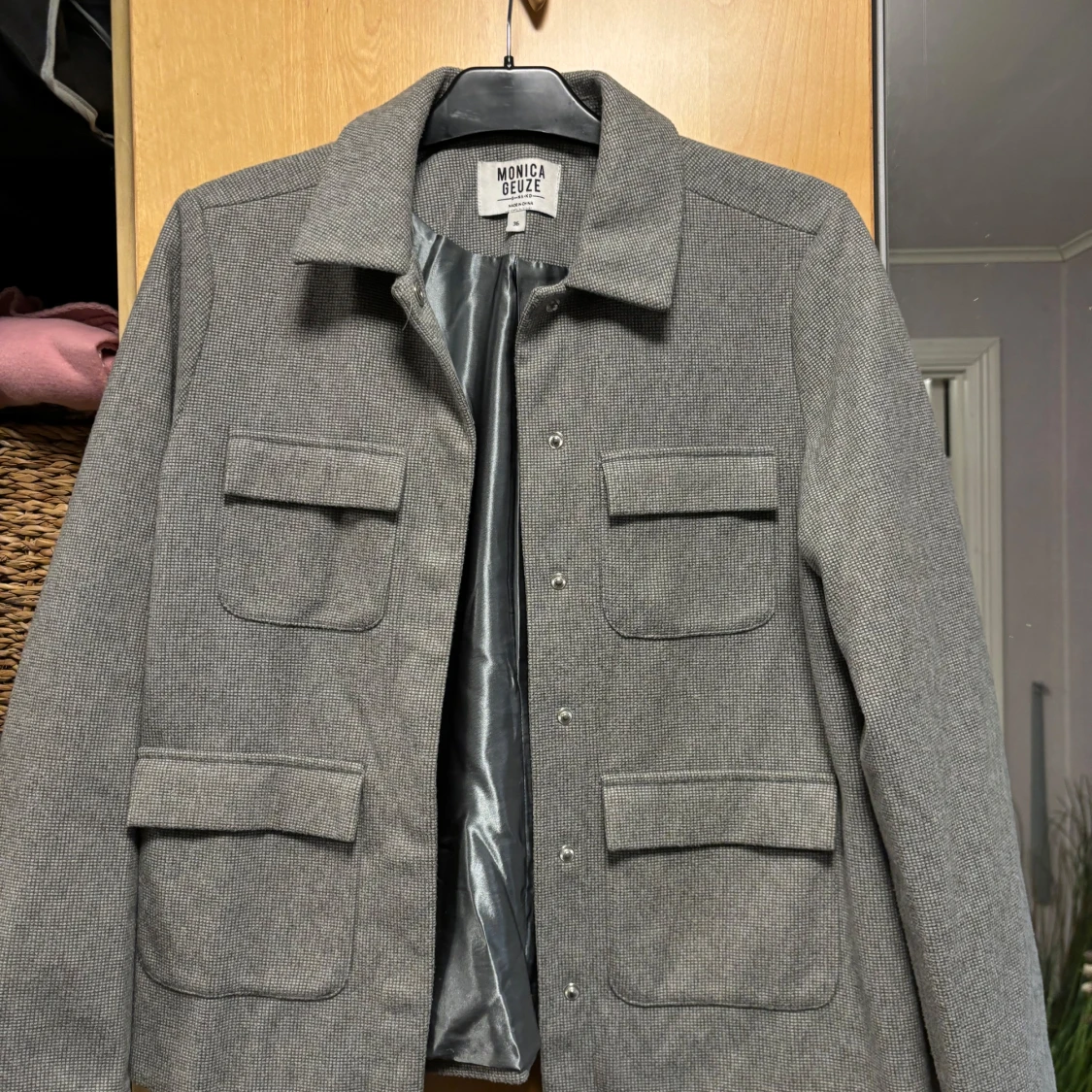 Grå kavaj från Monica Geuze x NA-KD