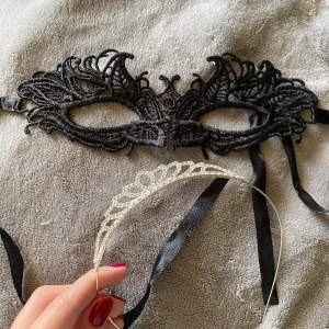 Mask och tiara - Mask och tiara som passar till halloween eller maskerad. Tiaran är i bra kvalitet, metall och inte plast😊 OBS säljer dem bara tillsammans.