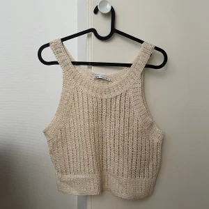 Topp - Superfin stickad croppad topp från Zara i storlek S. Oanvänd & i nyskick. Sitter lite pösigt 50kr