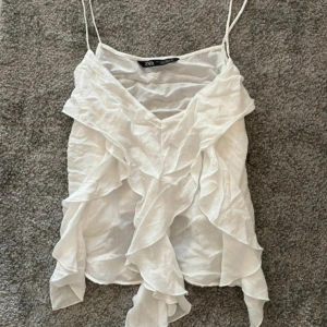 Zara volangtopp - Linne med volanger från zara i storlek S. Använd vid ett tillfälle! Toppen skick!