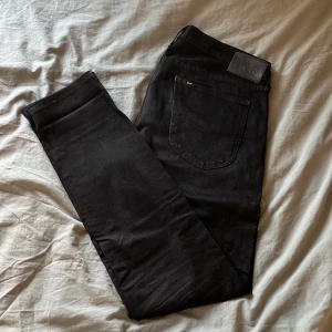 Lee jeans - Säljer dessa jeansen från Lee i modellen Luke. Färgen är svart men ser ut att vara mot det gråa hållet på bilden. Storlek w33/L32
