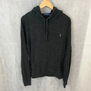 Ralph Lauren hoodie - Riktigt fint skick, Storlek L men passar mer M, modellen är 185, pris kan diskuteras
