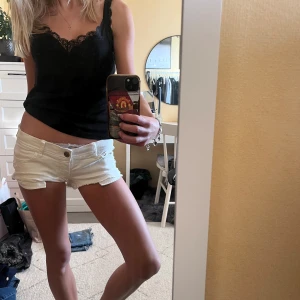 Vita jeansshorts från Hollister - Säljer ett par vita Lågmidjade jeansshorts från Hollister i mycket bra skick. De är lågmidjade med en snygg fransig kant.