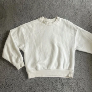 Gina tricot sweatshirt  - Vit sweatshirt från gina tricot, i nyskick endast använd nån gång! Storlek XS men passar även S. 🤍