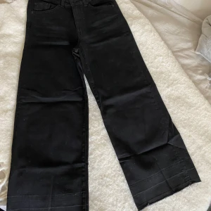 Jeans  - Svarta jeans i snygg modell och bra passform. Jag säljer dem då de är aningen för korta för mig (jag är 174 cm).