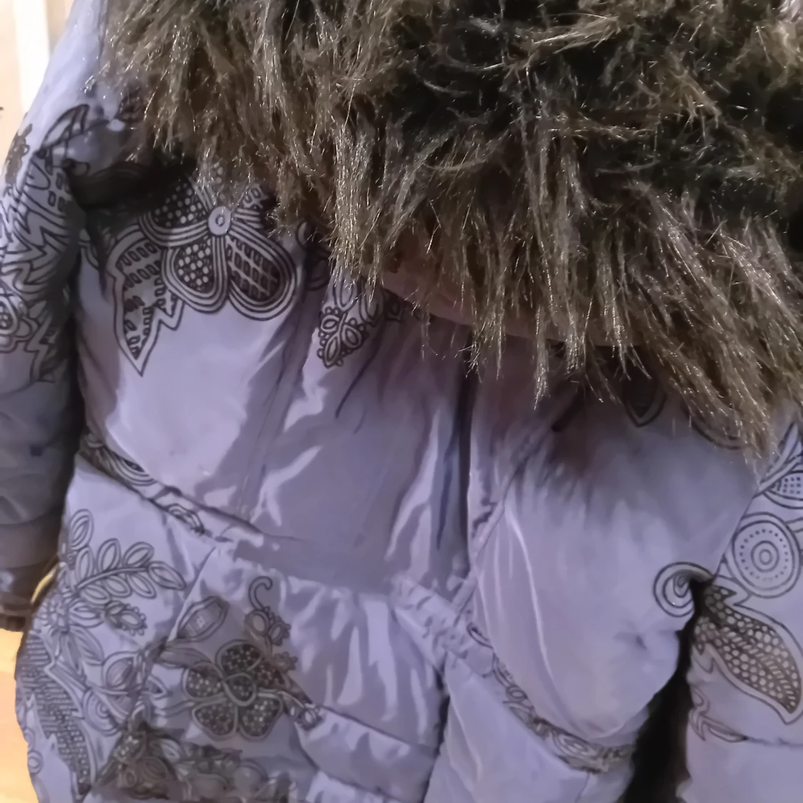 Blå mönstrad jacka med pälsdetaljer - 90