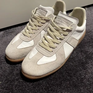 Maison margiela Vita/beige  - Säljer mina Gats skick 8,5/10 har använts få tal gånger, låda finns men inte i så bra skick. Byten går även