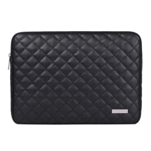 Svart quiltad datorväska - Snygg och stilren svart quiltad datorväska i skinn. Perfekt för att skydda din laptop med stil. Väskan har en dragkedja för säker förvaring och en mjuk insida som skyddar mot repor. Passar perfekt för både vardag och jobb.
