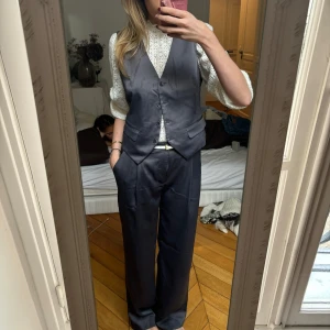 Set - Sjukt snyggt kostymset i så cool färg! Går att stylea på så många olika sätt😁
