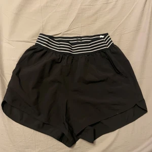 Svarta shorts - Svarta short som jag har använt ett flertal gånger. Ganska nopprig men är i helt ok skick. Finns fickor!
