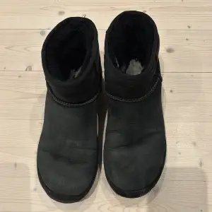 Svarta Uggs i strl 40, i använt men bra skick. Lite slitna i framkant. 