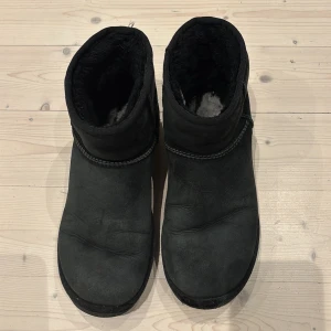 Uggs svarta strl 40 - Svarta Uggs i strl 40, i använt men bra skick. Lite slitna i framkant men inget påverkar funktion. 