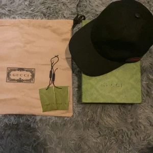 Gucci keps - Säljer min Gucci keps efter som den var för liten den är storlek S använts mindre än 1 vecka