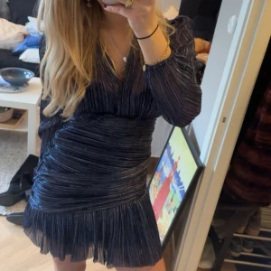 Glitterklänning Maje - Jättefin glitterkläning från Maje! Köpte den på vestiare av en tjej som inte hade använt den och jag har bara använt den en gång. Finns en liten skada som knappt syns på 3:e bilden. Den är liten i stl och passar S skulle jag säga💕