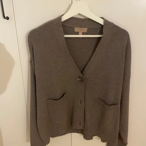 Stickad kofta - Stickad kofta från hm, använd fåtal gånger så i nyskick