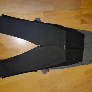 3 par chinos, tailored originals byxor style 7178603. Storlek W27 L32. Ett par svarta, ett par mörkgrå,  ett par ljusgrå 