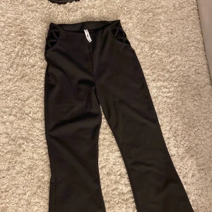Kostymbyxor - Säljer ett par super fina byxor från New yorker! Storlek Xxs men passar även Xs då dom är stretchiga💕 