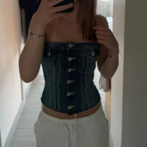Jeanskorsett med knappar - Säljer en snygg jeanskorsett med knappar framtill. 😍Har används en gång och säljer på grund av fel storlek 