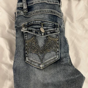 Snygga jeans - Säljer dessa snygga jeans som jag köpte second hand! Dom var för långa för mig och darför inte kommit till andvändning. Är 160 skulle säga att dom passar 165-170. Köpte dom för 450 säljs för 300.