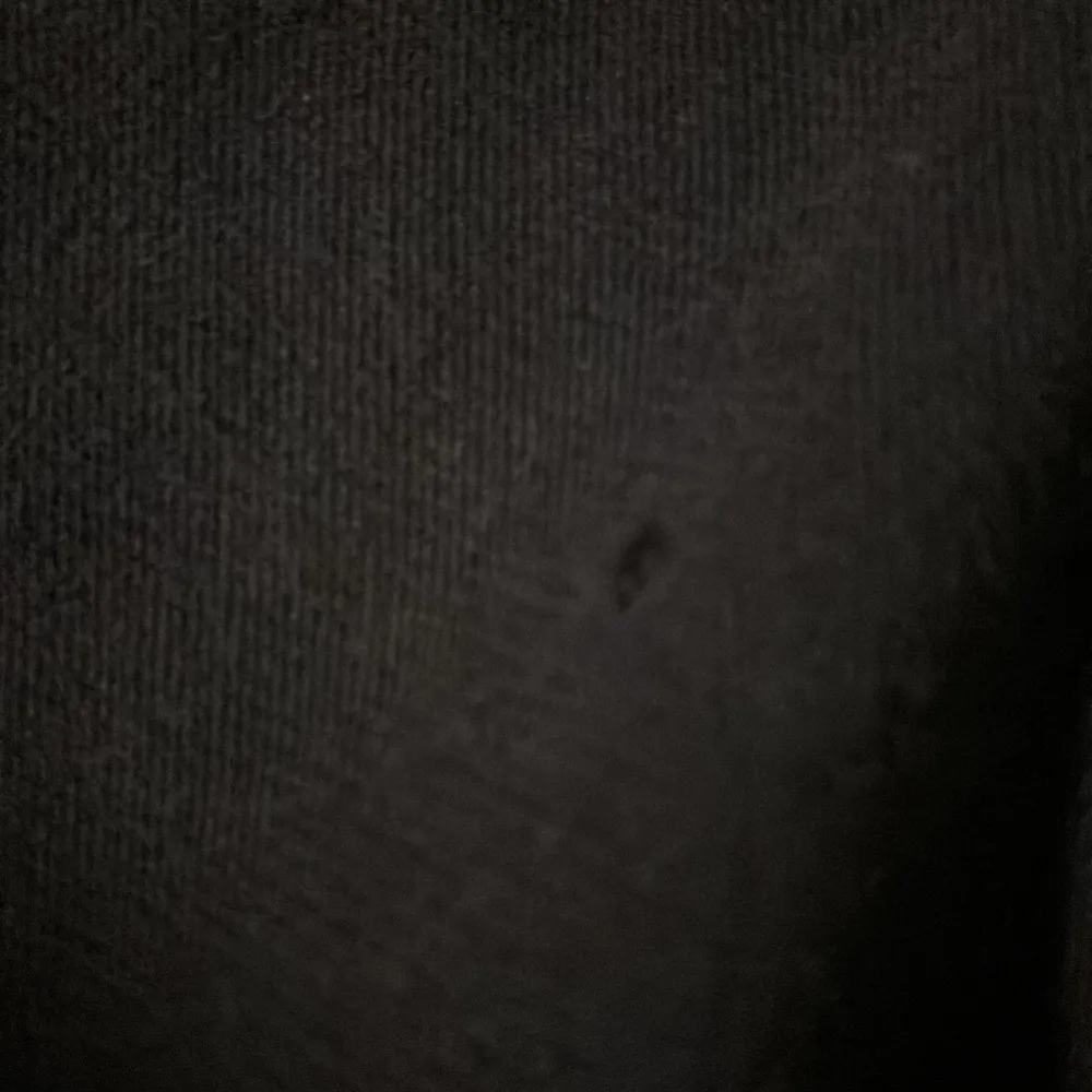 Säljer en svart hoodie från C.P. Company. Den har en enkel design med en huva och långa ärmar. Perfekt för en casual look. Det finns en liten skada på tyget syns knappt , men annars i bra skick.. Hupparit & Collegepaidat.