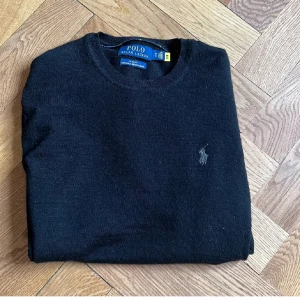 Ralph Lauren Sweatshirt  - Säljer nu denna sweatshirt från ralphlauren. Riktigt bra skick och skönt material. Storlek xs och sitter true to size! Priset är inte hugget i sten!