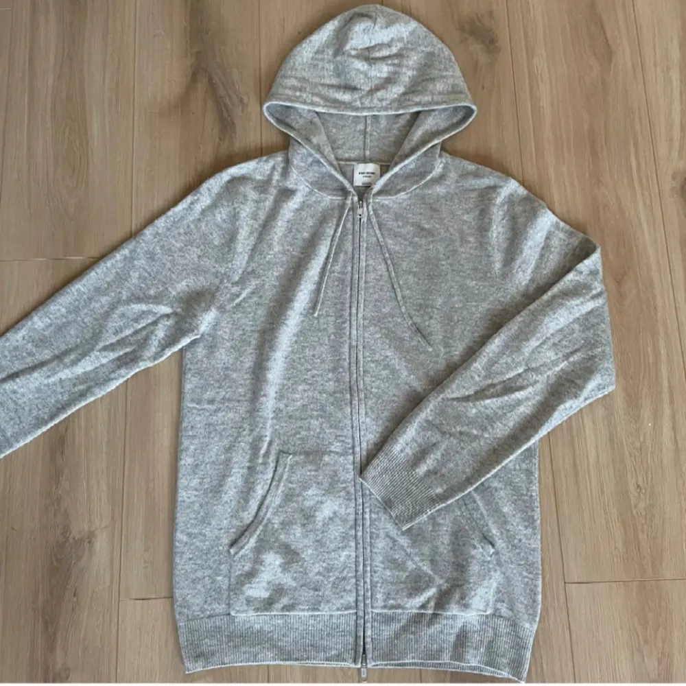 Säljer en John Henric Cashmere Zip Hoodie som är i bra skick! Storlek M! Hör gärna av dig vid frågor eller funderingar📩. Hoodies.