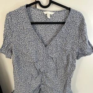 Topp - Säljer en jättefin topp från Hm i storlek 40