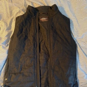 Oscar Jacobsson väst - Säljer min Oscar Jacobson väst. Köptes förra hösten på nk.  Västen är i bra sick, Ordinarepris: 2500-3000 