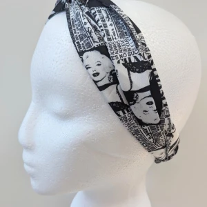 Svartvitt diadem med tidningsmönster -  Bredd 6.5 cm Längden 22cm Material 100% polyester, hade fläck (se bild) Material, märke lapp klippt bort (se bild) Postar inom tre dagar efter köpet