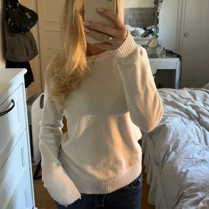 Vit stickad tröja - Säljer denna populära stickade tröjan från vila. Den är ganska nopprig från att den tvättats därav priset. Stolek M men passar även S🥰 Nypris: 280 kr