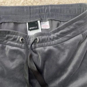 Velour byxor - Säljer dessa utsvängda velour mjukis byxorna från ginatricot. Super sköna, nästan oanvända. 