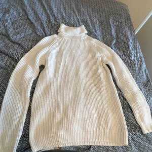 Från Zara - Fin tröja från zara. Med hög krage perfekt för årstiden som kommer nu. I bra skick. Storlek medium färg vit.