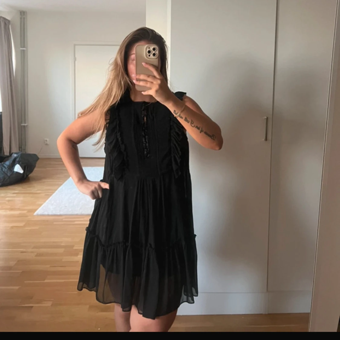 Svart klänning med volangdetaljer - 91